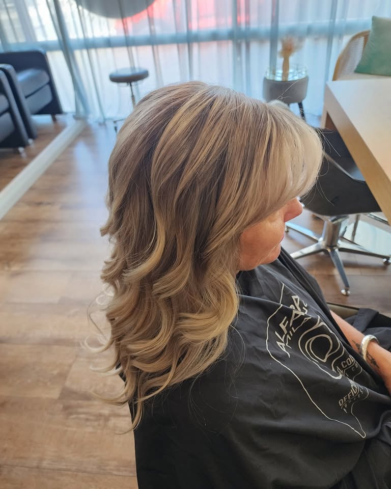 Blonde blow-wave with soft curls