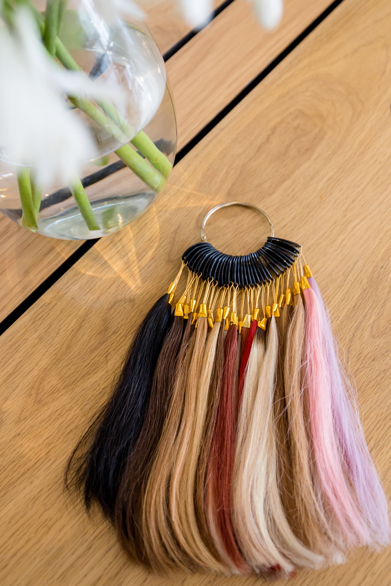 Human hair colour ring used to colour match toppers and wigs at Solo Tú Orange